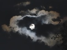 Lune et nuages